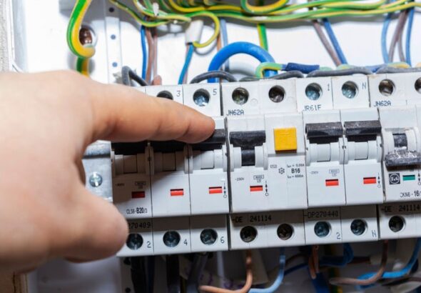 日本電気ヒューズ市場