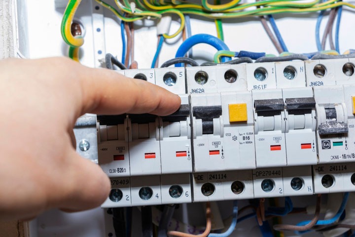 日本電気ヒューズ市場